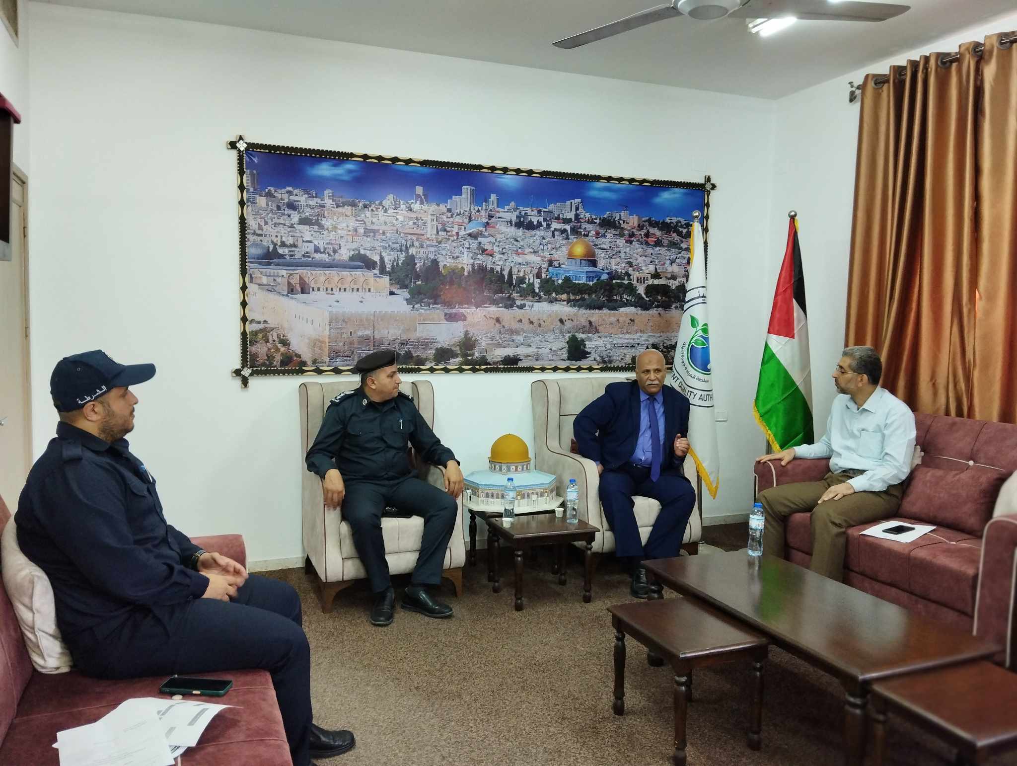 لتفعيل دور الشرطة البيئية  رئيس سلطة المياه وجودة البيئة يلتقي بمدير الشرطة البيئية