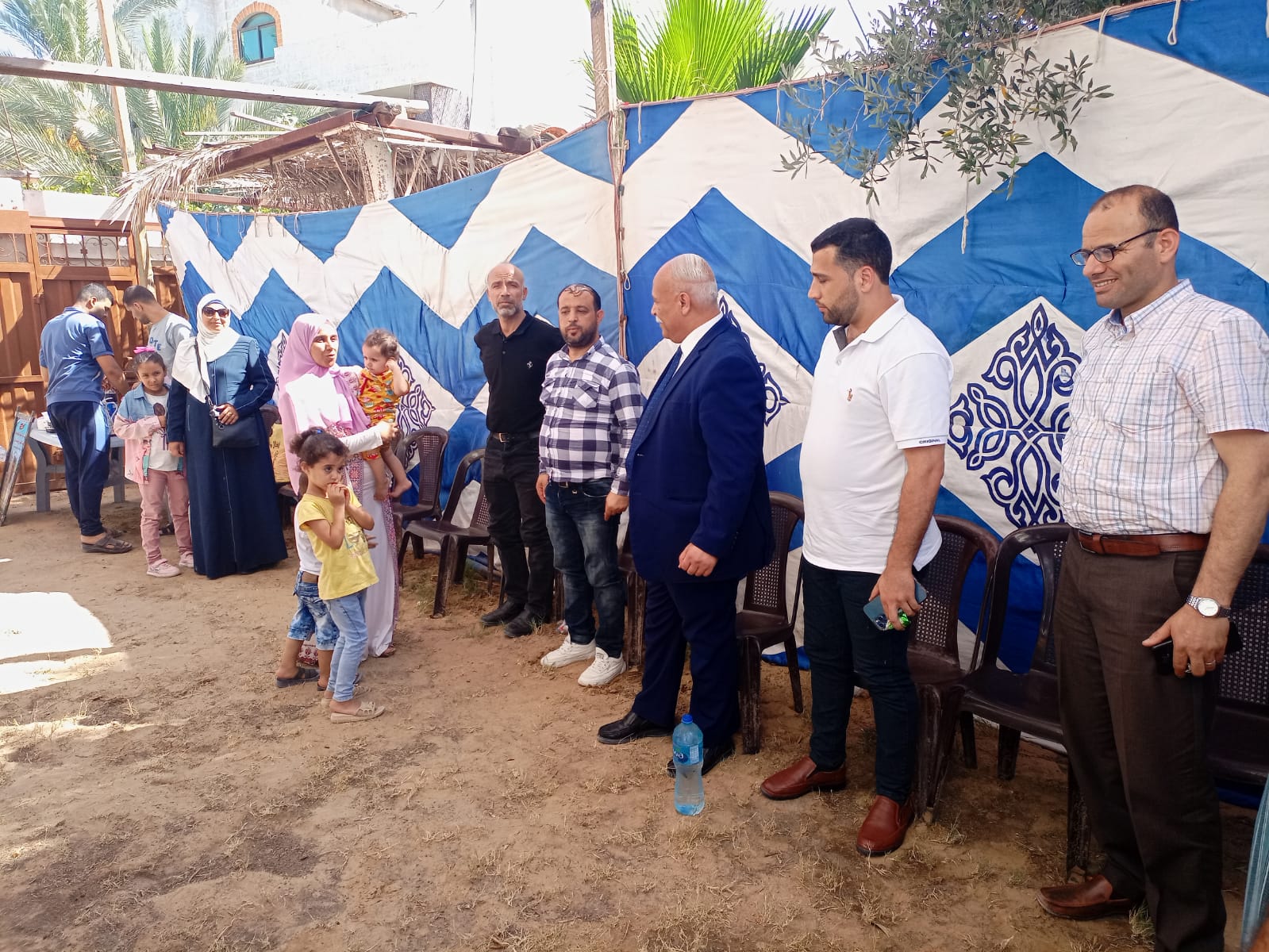 لتهنئتها بمناسبة أداء فريضة الحج  رئيس سلطة المياه وجودة البيئة يزور الزميلة وسام قشطة