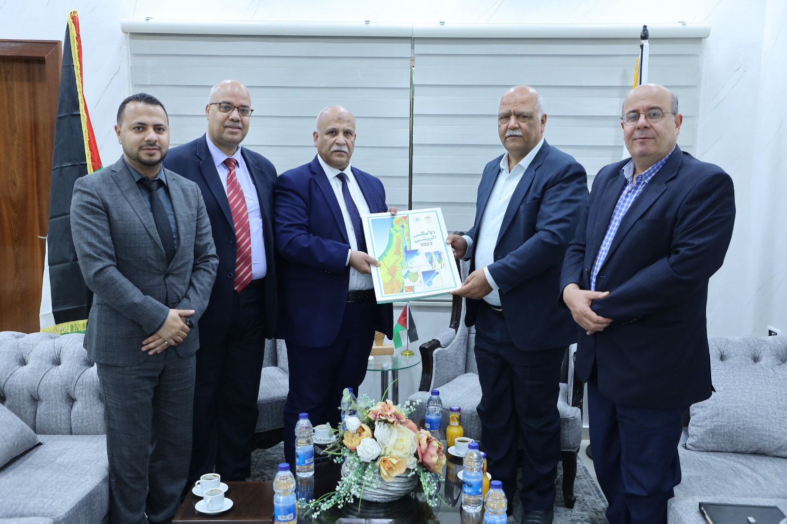 لتسليم نسخة من الاطلس البيئي  رئيس سلطة المياه وجودة البيئة يزور مقر جامعة فلسطين