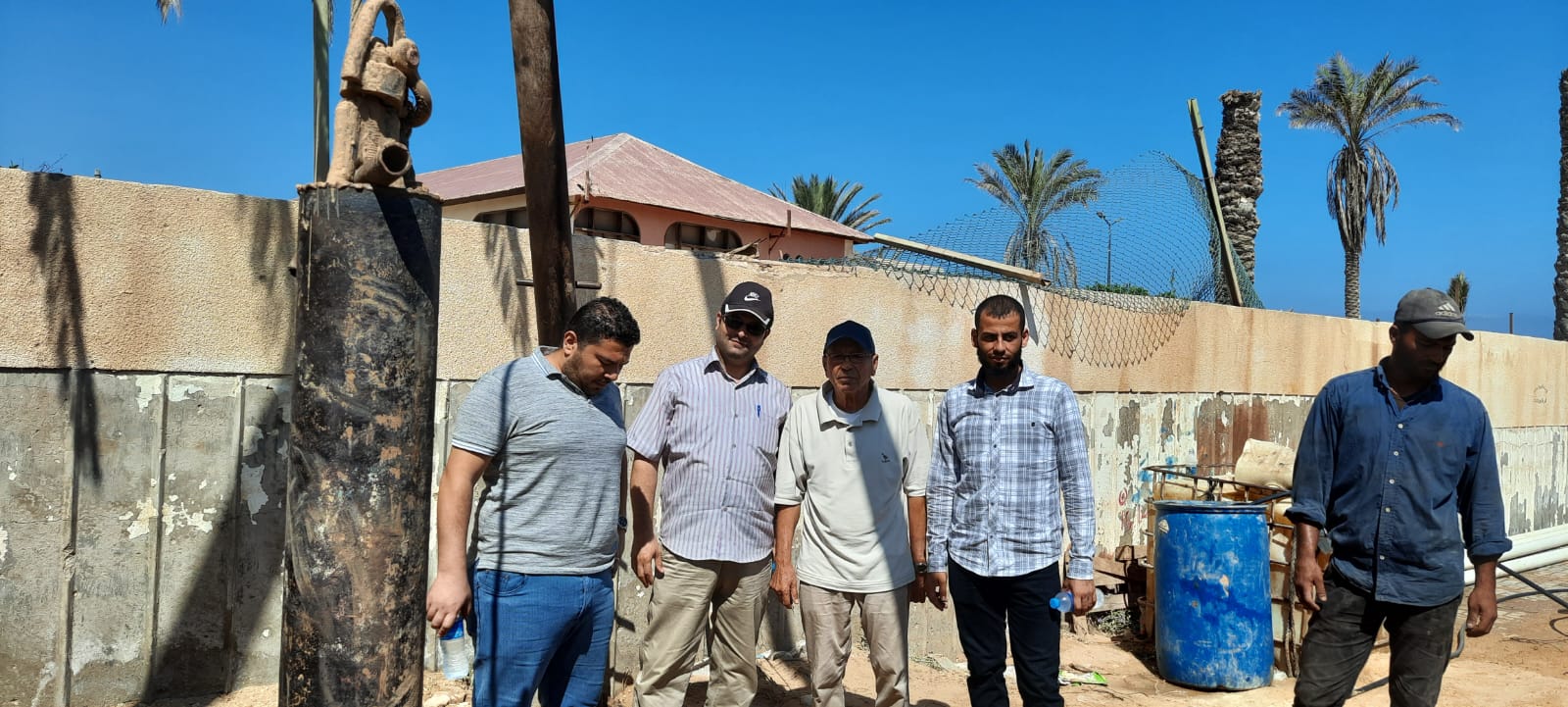 وحدة مصادر المياه تنفذ جولة لمتابعة مشروع حفر آبار مياه  لمراقبة ودراسة تأثير محطة تحلية السودانية على تداخل البحر
