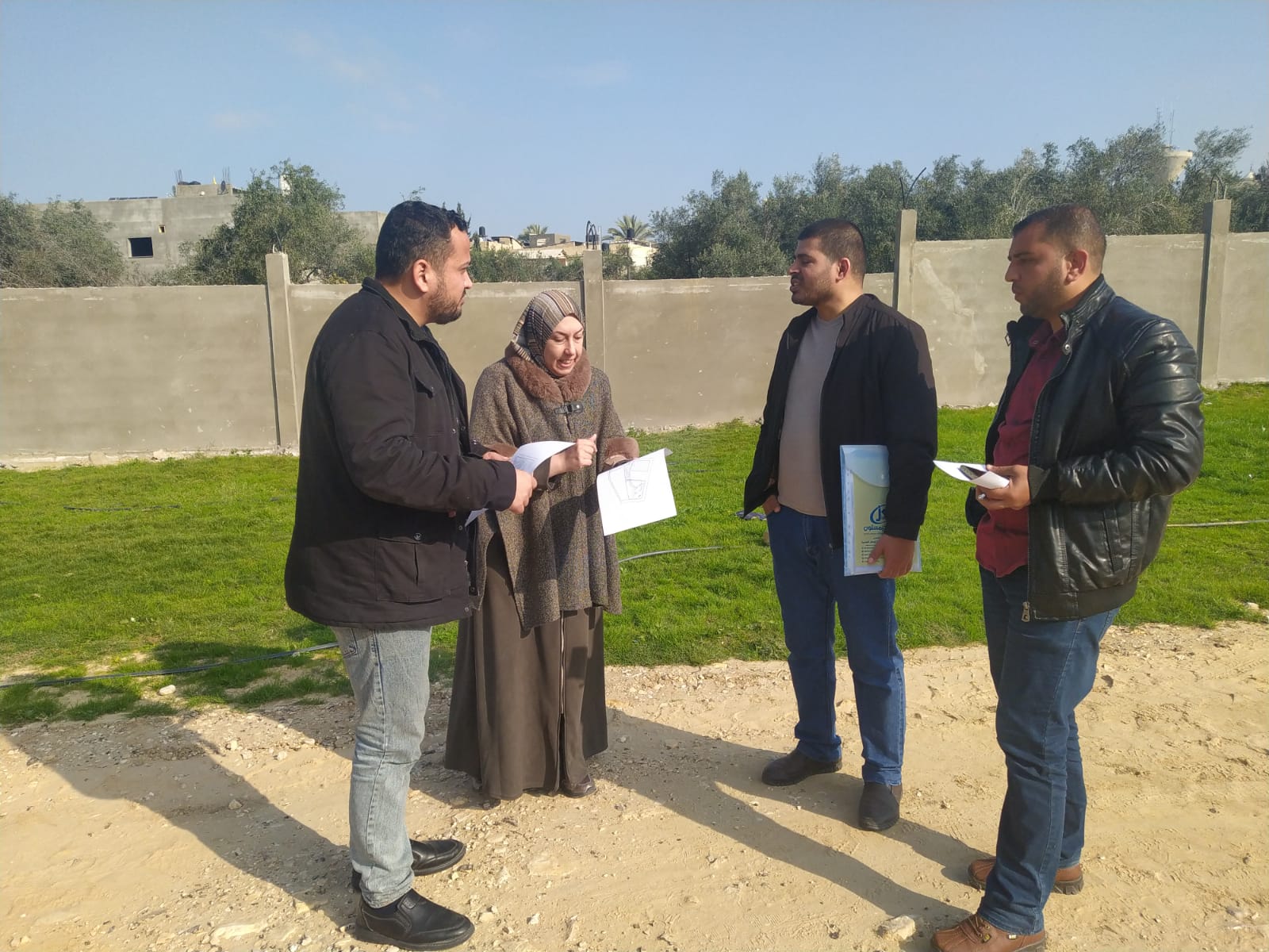 ضمن برنامج المساحات الخضراء وبالتعاون مع وزارة الزراعة وبلدية بني سهيلا  سلطة المياه وجودة البيئة تنفذ معاينات ميدانية للأماكن المقترحة لتنفيذ عدد من مبادرات التشجير